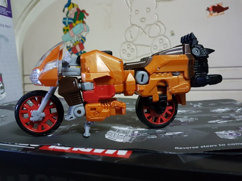 Power Of The Primes Wreck Gar Walgreens Exclusive In Hand Photos 15 (15 of 16)